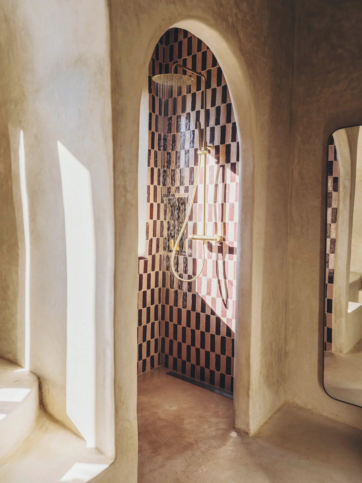 The hammam-style shower in chequered rose zellige